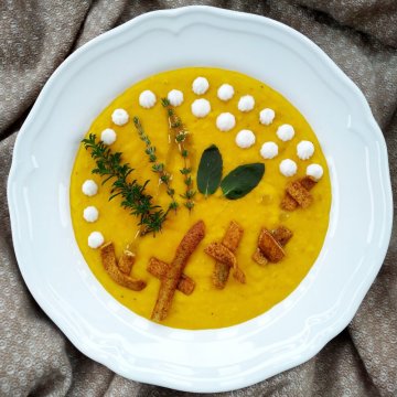 Dýňová polévka s červenou čočkou, kokosovou smetanou a čočkovými STRiPS CHiPS